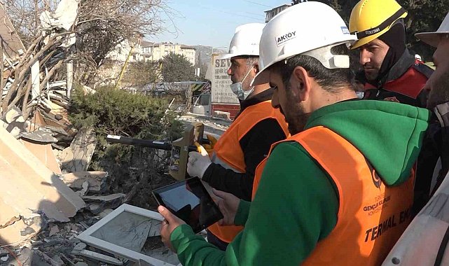 Enkaz altında olan canlıları termal dedektör ile tespit ediyorlar