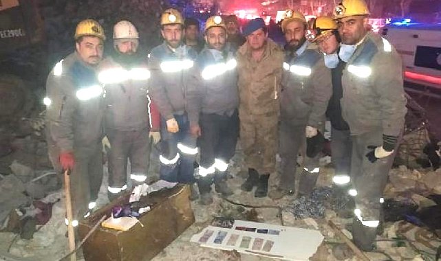 Enkazda buldukları para ve değerli eşyaları güvenlik güçlerine teslim ettiler
