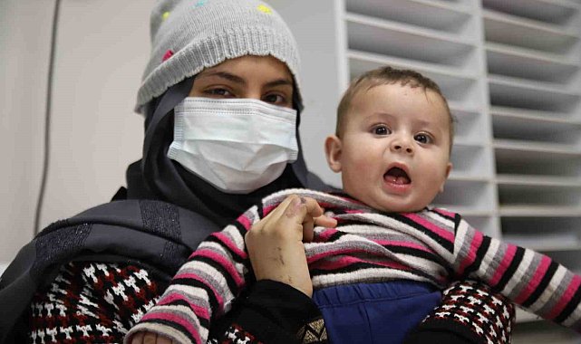 Enkazdan kurtarılırken ayrılan anne ile 9 aylık bebeği hastanede buluştu