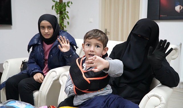 Enkazdan yaralı kurtulan depremzede çocuklar, Denizli'de anneleriyle buluştu