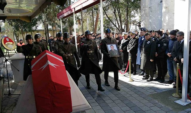 Gaziantep'te depremde hayatını kaybeden yedek astsubay Cengizhan Üz, Üsküdar'da son yolculuğuna uğurlandı