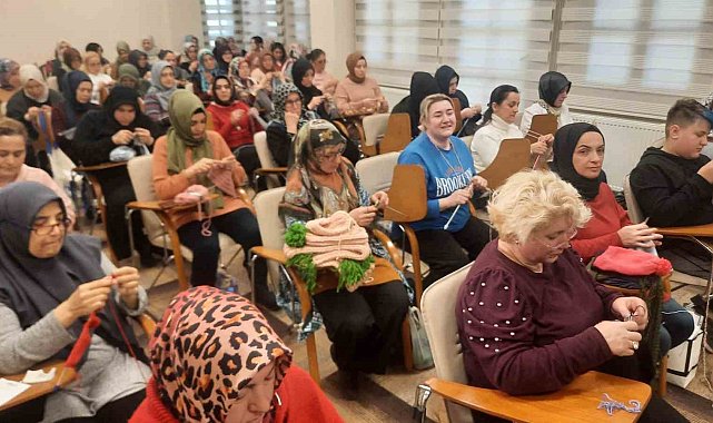 Gaziosmanpaşa'da onlarca kadın depremzedeler için kışlık kıyafet hazırlıyor