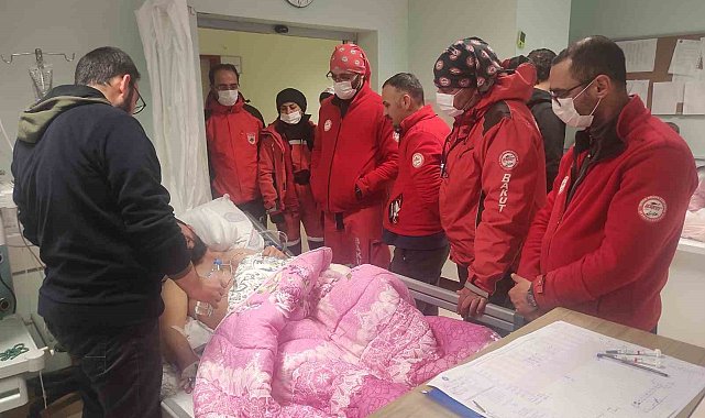 Genç anne 7 aylık bebeğini 4 gün enkaz altında emzirdi, 5'inci gün tükürükle, o da kalmayınca kolunu kesip kendi kanıyla besledi