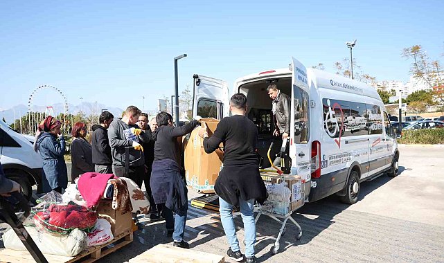 Giyim bankası depremzedelerin hizmetinde