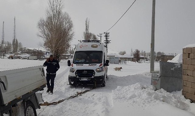 Hasta almaya giden ambulans kara saplandı