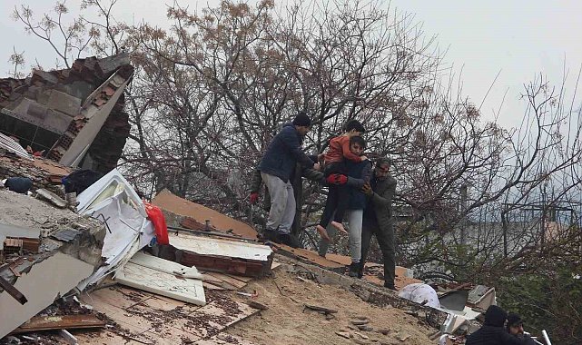 Hatay'da bir çocuk depremden 18 saat sonra sağ kurtarıldı