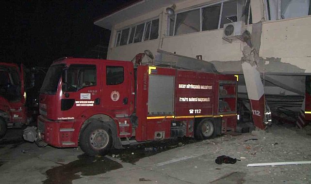 Hataylı itfaiyecileri ölümden, bindikleri araçlar kurtardı
