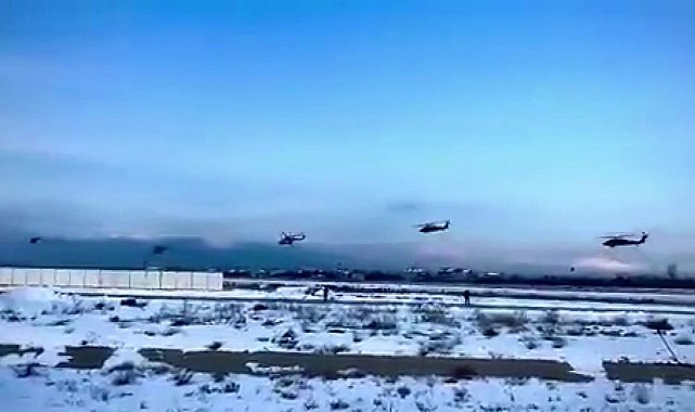 Helikopterler peş peşe böyle havalandı, askeri gören köylüler onlara sarıldı