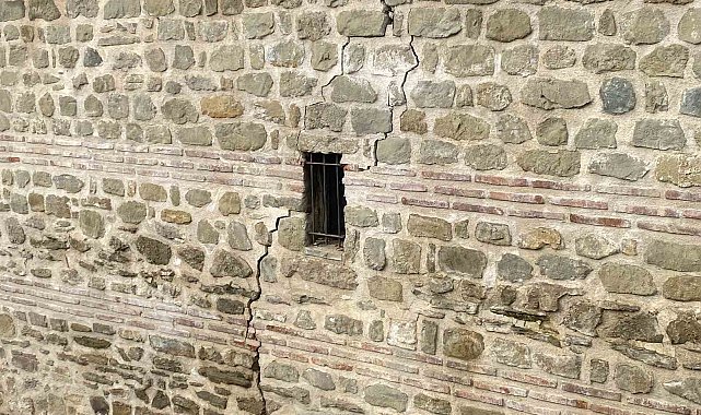 İki büyük deprem, 5 asırlık tarihi hanın duvarını çatlattı