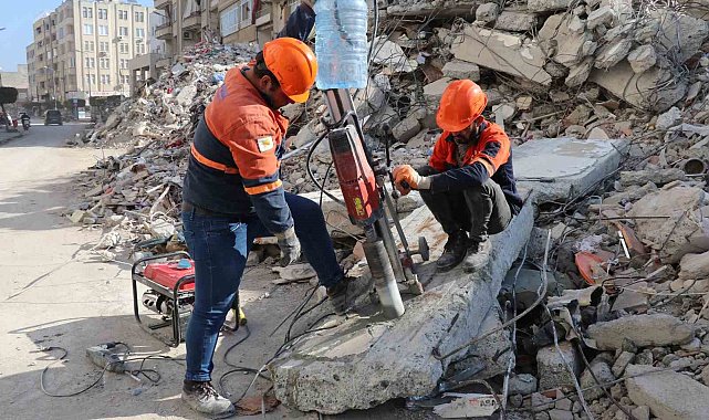 İskenderun'da enkazlardan deliller toplanıyor