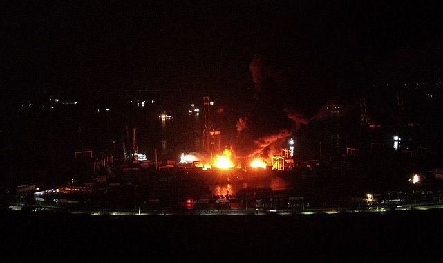 İskenderun'da limanda deprem sonrası başlayan yangın devam ediyor