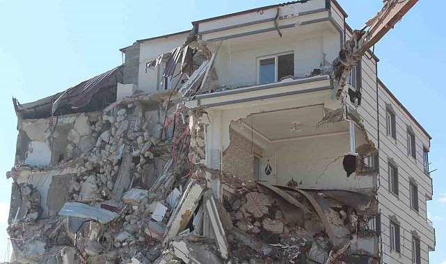 İslahiye'de ağır hasarlı binaların yıkımına başlandı