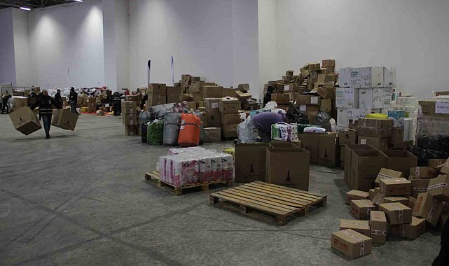 İzmirlilerden deprem bölgesine yardım seferberliği