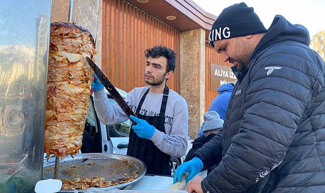 Kahramanmaraş'a gelen arkadaş grubu, depremzedelere ücretsiz döner ikramında bulundu
