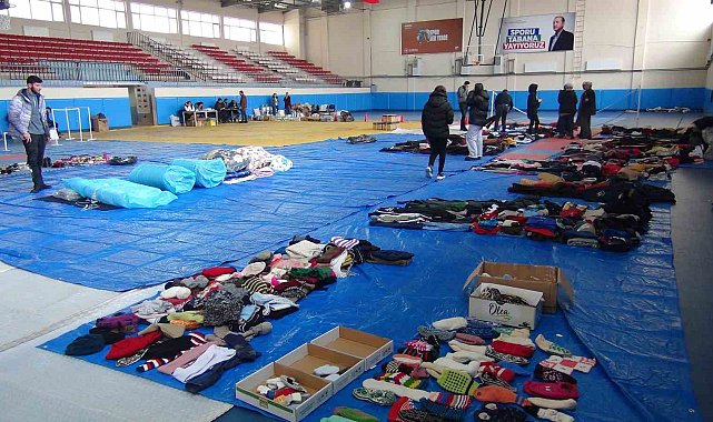 Kapalı spor salonu depremzedeler için 'Sosyal Markete' dönüştürüldü