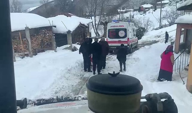 Kardan kapanan yol açıldı, ambulans hastaya ulaştı