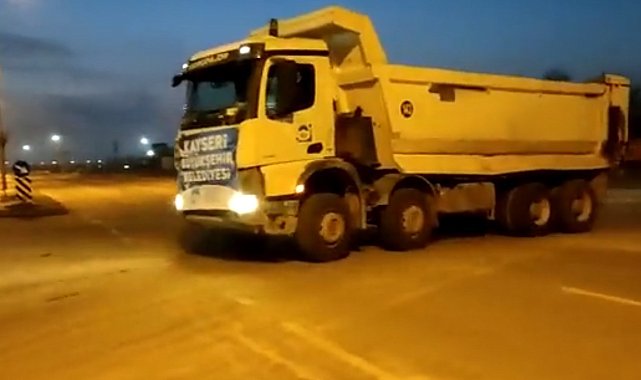 Kayseri Büyükşehir'den deprem bölgesine 5 kamyon, 1 pikap ve 1 karavan daha sevk edildi