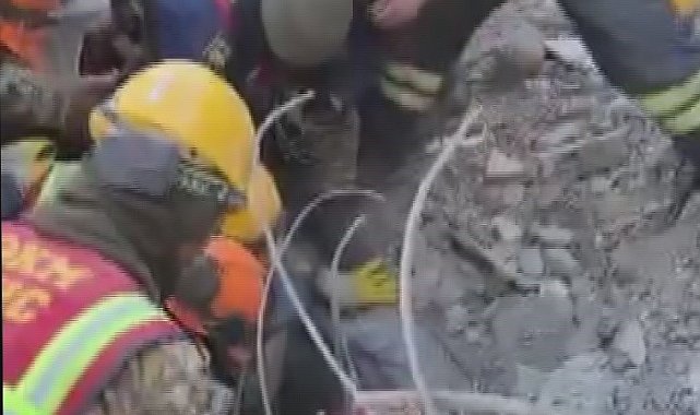 Kayseri İtfaiyesi, depremin 180'inci saatinde bir can daha kurtardı