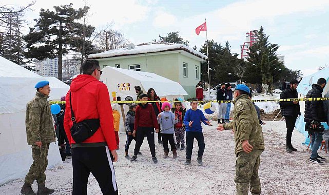 Komandolar ile depremzede çocukların kıran kırana voleybol maçı