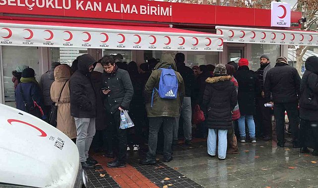 Konya'da depremzedeler için vatandaşlar kan merkezlerine akın etti