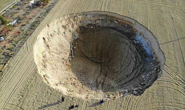 Konya'da iki fay arasında 37 metre çapında obruk oluştu