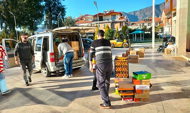 Köyceğiz'e gelen depremzedelerin ihtiyaçlarını yardımseverler karşılıyor