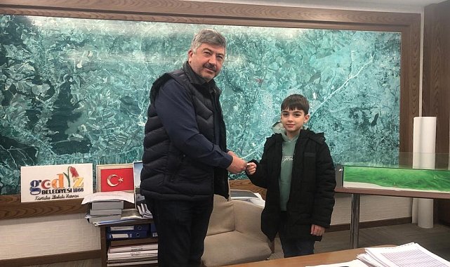 Kumbarasını depremzedeler için bağışladı
