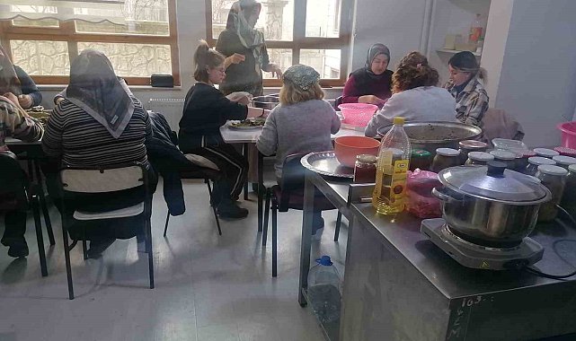 Kursiyerler, sardıkları yaprak dolmasını deprem bölgesine gönderdi