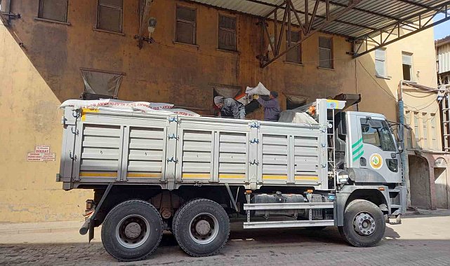 Kütahya'dan deprem bölgesine 11,5 ton besi ve süt yemi gönderildi