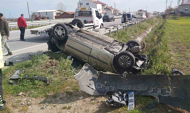 Lastiği patlayan otomobil takla attı: 2 yaralı