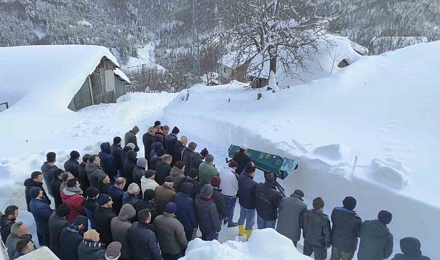Mahsur kalan cenaze, ekiplerin 24 saat aralıksız yolu açmasıyla defin edilebildi