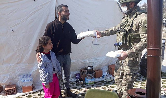 Mehmetçik arama kurtarma çalışmalarının yanı sıra hijyen kiti dağıtımı da yapıyor