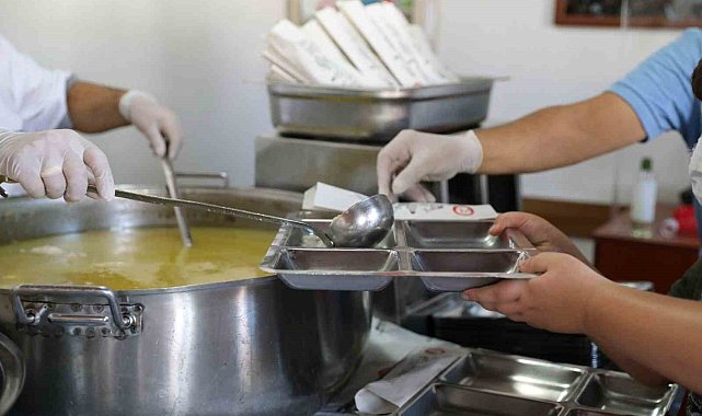 Menteşe Belediyesi aşevinden depremzedelere 3 öğün yemek