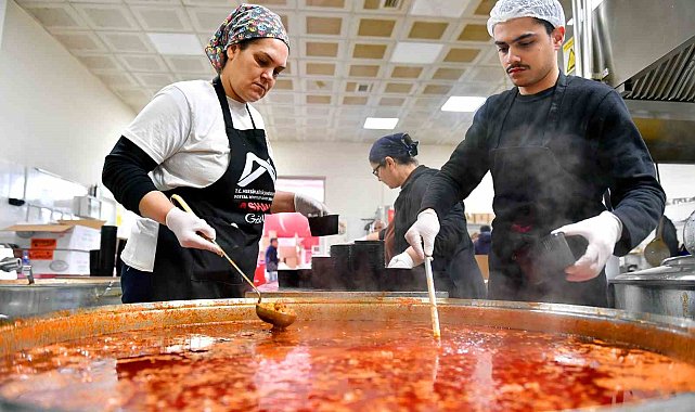 Mersin Büyükşehir Belediyesi 10 bin 800 kişilik yemeği depremzedelere ulaştırdı