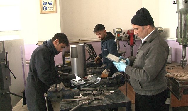 Meslek lisesinde depremzedeler için soba üretimi yapılıyor