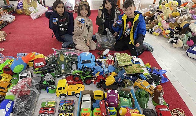 Minikler oyuncaklarını depremzede çocuklarla paylaştı