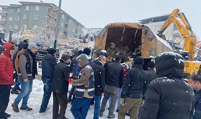 MSB: "Mehmetçiklerimiz, enkaz altındaki vatandaşlarımızın kurtarılması için canla başla mücadele etti"