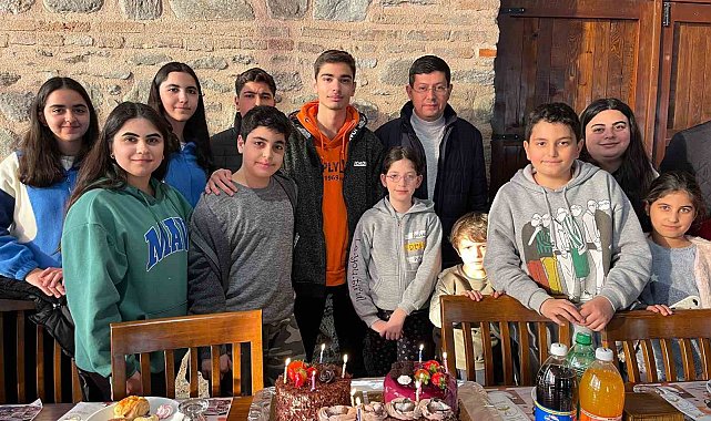 Nazilli'de 'Yeniden doğduk' diyen depremzede çocuklara pasta sürprizi