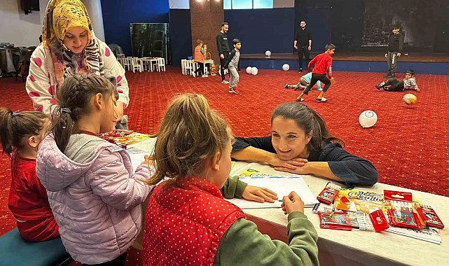 Öğretim üyeleri ve öğrencilerden, depremzede çocuklara boyama etkinliği