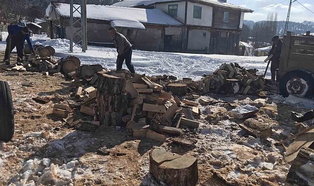 Orman köylüsünden deprem bölgesine odun desteği