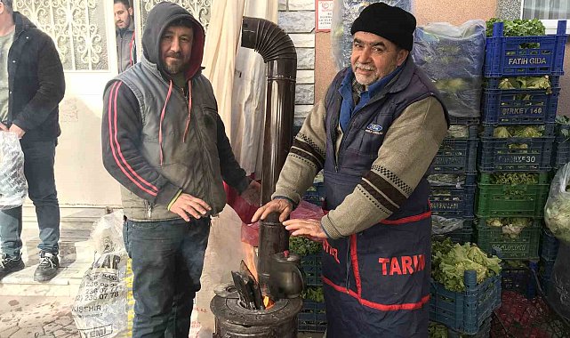 Pazar esnafı ısınabilmek için ateş yakıyor