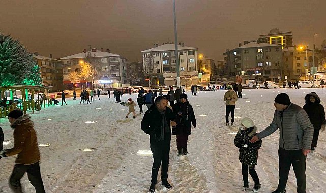 Pursaklar Belediye Başkanı Ertuğrul Çetin vatandaşlarla kar topu oynadı