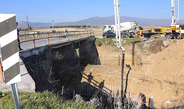 Salihli'de yeni köprülerin ayak temelleri atılıyor
