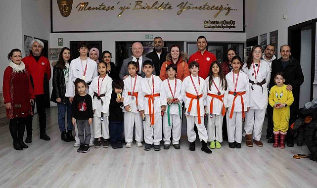 Şampiyon karateciler Başkan Gümüş'ü ziyaret etti