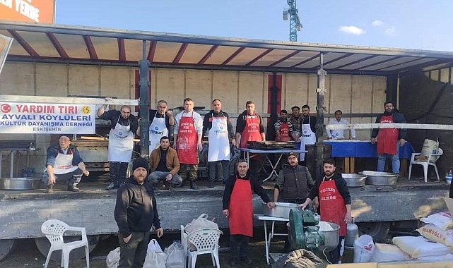 Seyyar fırın ile deprem bölgesine giderek pide ve ayran dağıttılar