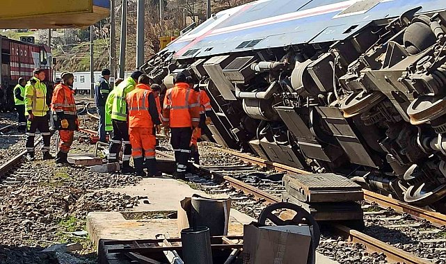 Şiddetli deprem tren vagonlarını devirdi, rayları tahrip etti