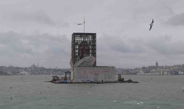 Şiddetli rüzgar sebebiyle Kız Kulesi'nin brandası düştü, kulenin iç kısmı gözüktü