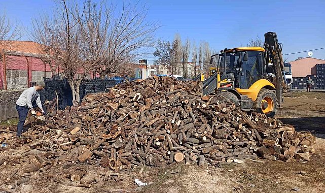 Siirt'ten deprem bölgesine ilk etapta 35 ton odun gönderilmeye başlandı