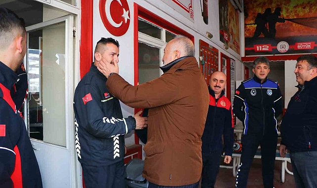 Silpagar, enkazdan 12 kişiyi canlı kurtaran ekibi tek tek kutladı