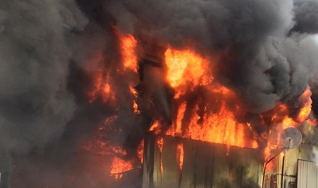 Sultangazi'de fabrika alev alev yandı